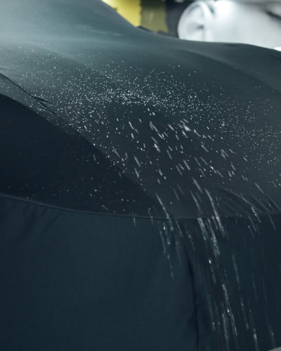 A picture showing water beading and running off an Indoor Elite car cover.
